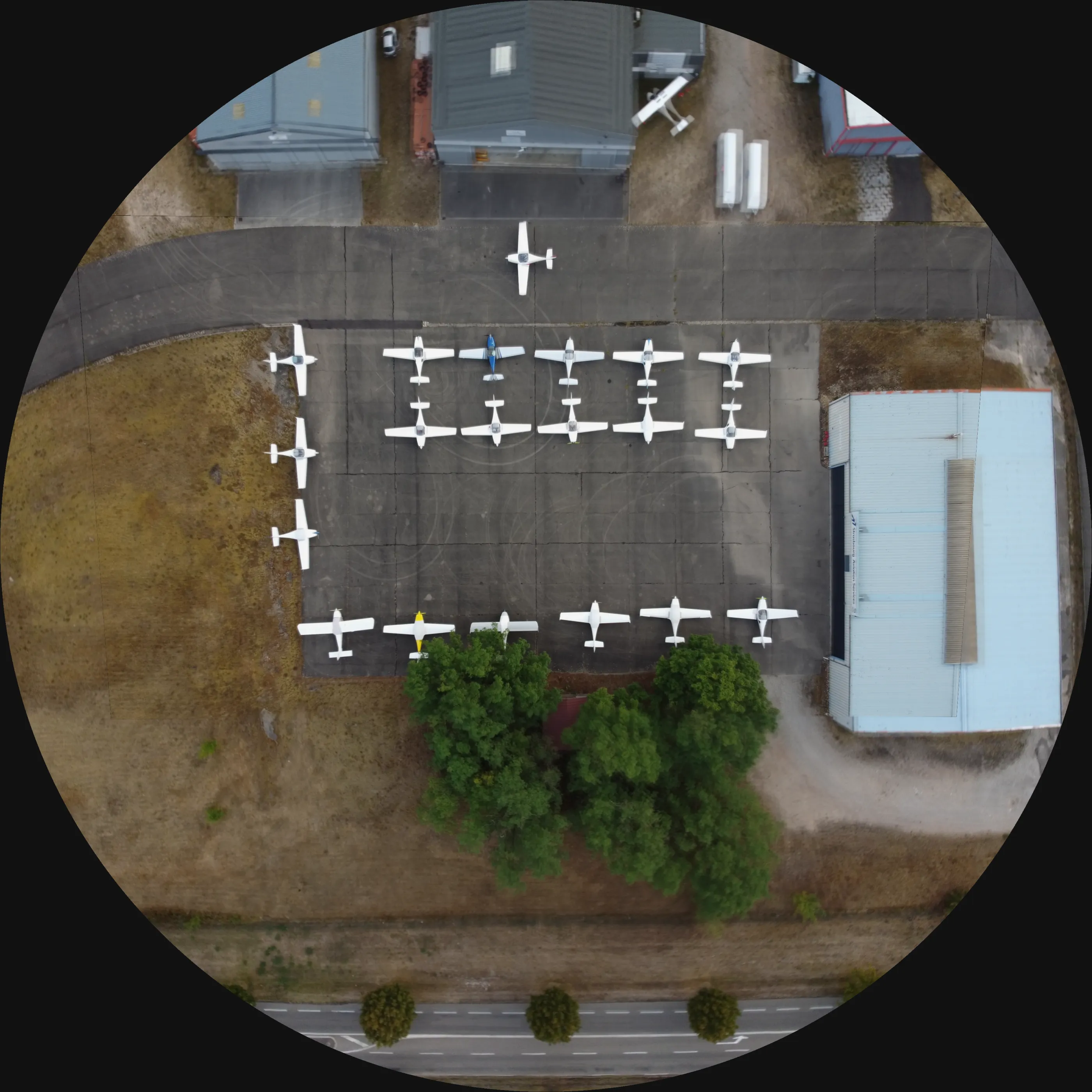 Vue du ciel des appareils réunis sur le parking de Haguenau avant le convoyage vers le Fly-in Aerospool 2026